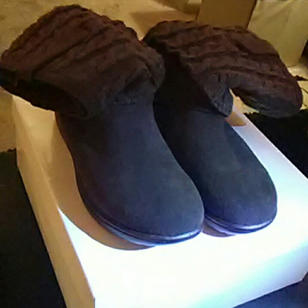 BRAND NEW BROWN SWEATER BOOTIES
