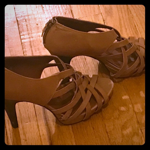 Nine West Heels in Tan - Picture 1 of 3