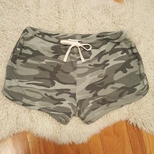 SOULCYCLE camo lounge dolphin shorts sz small NWOT