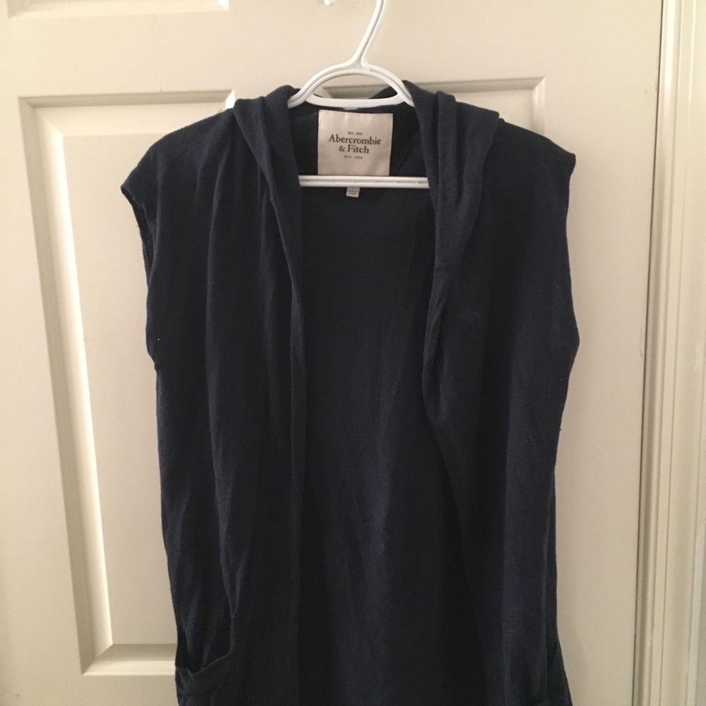 A&F Sleeveless Cardigan (M)