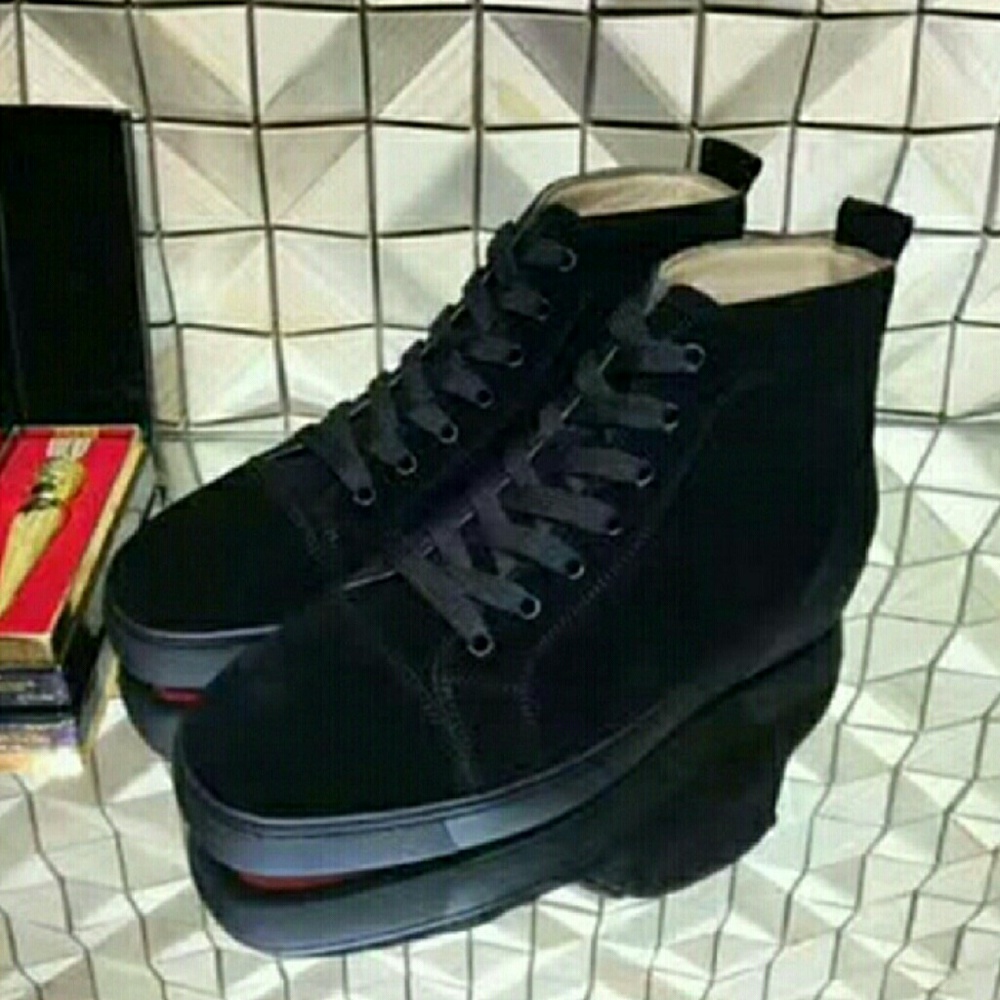 Christian Louboutin - Picture 6 of 6