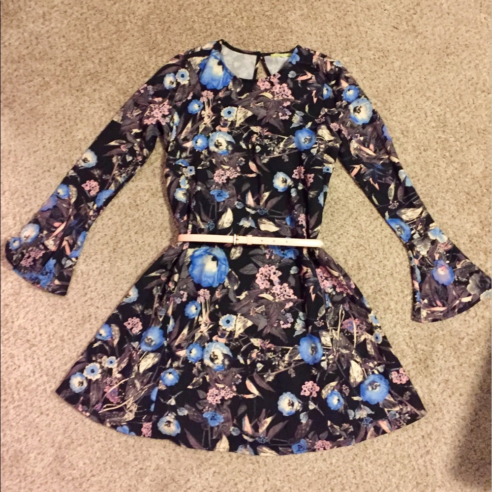 🎉 NWOT floral bell sleeve dress