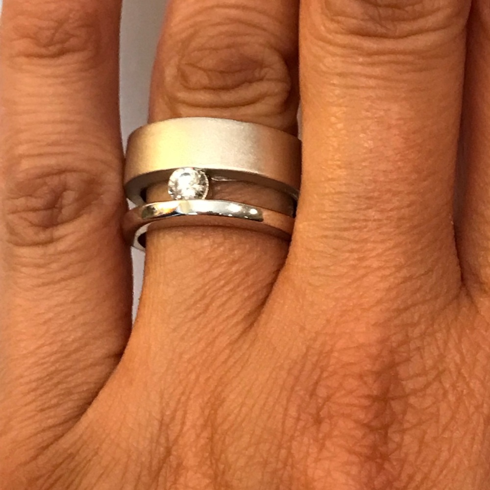 Silver Rhodium band with cubic zirconia - Picture 2 of 4