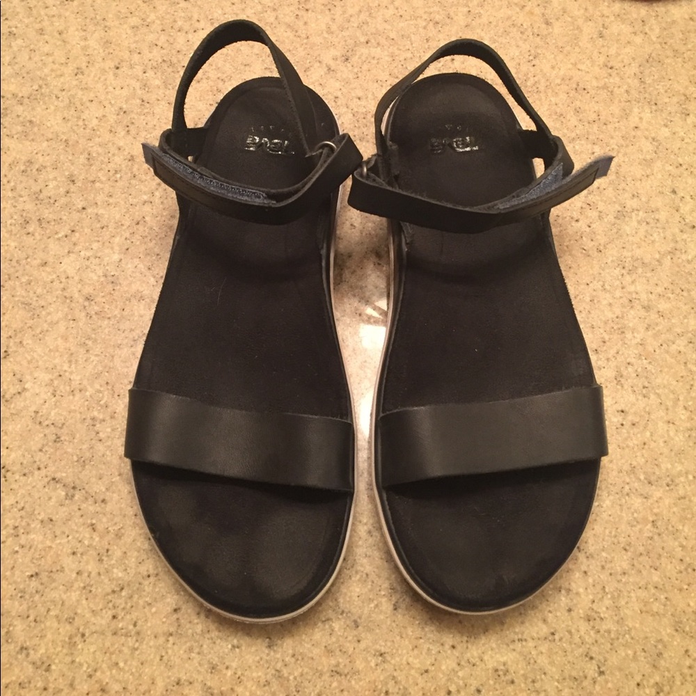 Teva black strappy sandals sz 7