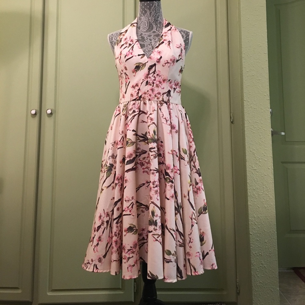 Beautiful sleeveless halter dress size small.