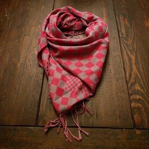 Grey pink checkered scarf