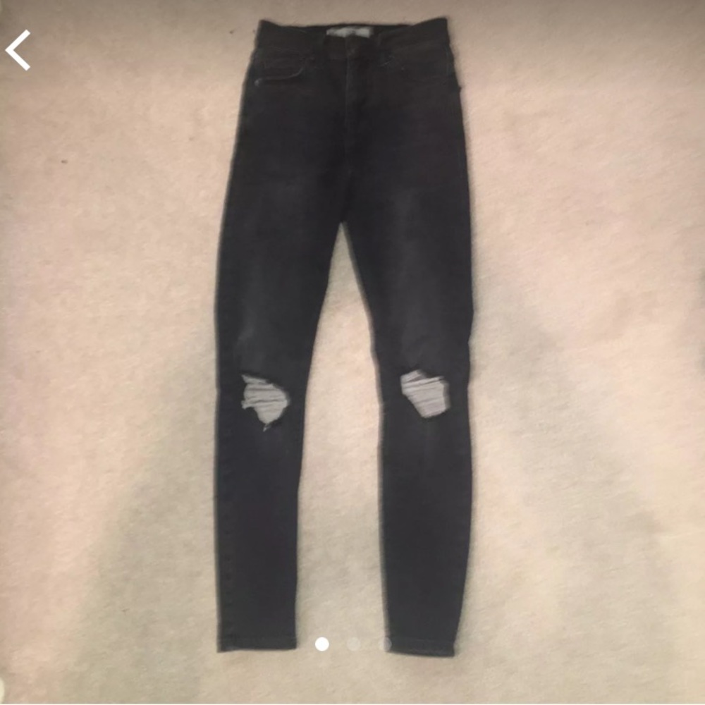 NWOT SIZE 25 LENGTH 30 TOPSHOP BLACK RIPPED JEANS