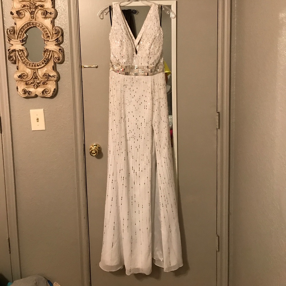 🎉WHITE FULLY BEADED GOWN💃🏻