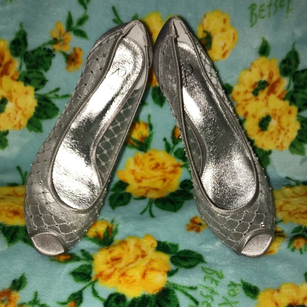 Adrianna Papell pump