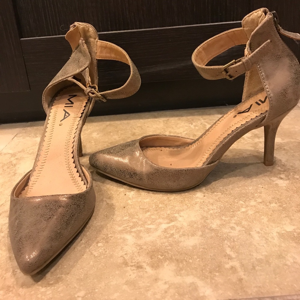 Golden metallic heels - Picture 2 of 3