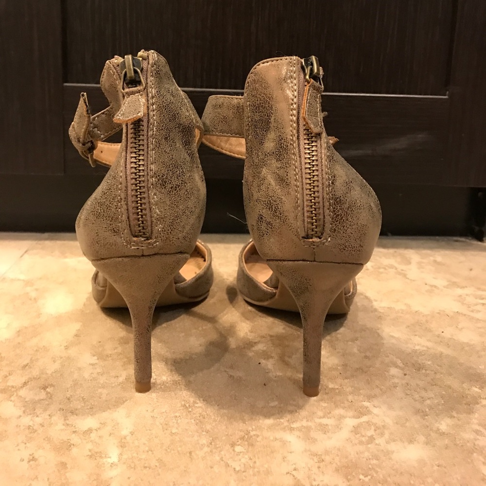 Golden metallic heels - Picture 3 of 3