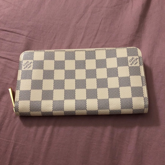 Brand new 100% Real LV Zippy Wallet - Picture 2 of 4
