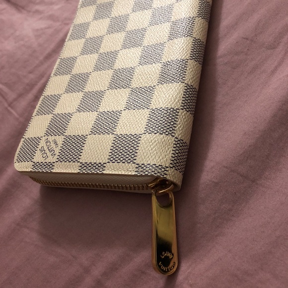 Brand new 100% Real LV Zippy Wallet - Picture 3 of 4