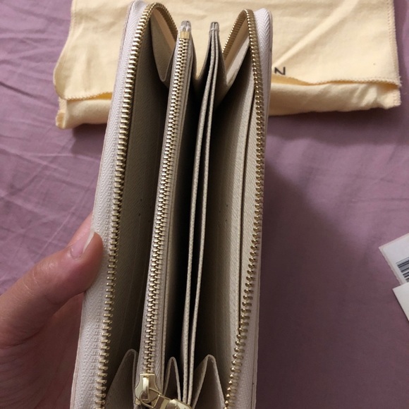 Brand new 100% Real LV Zippy Wallet - Picture 4 of 4