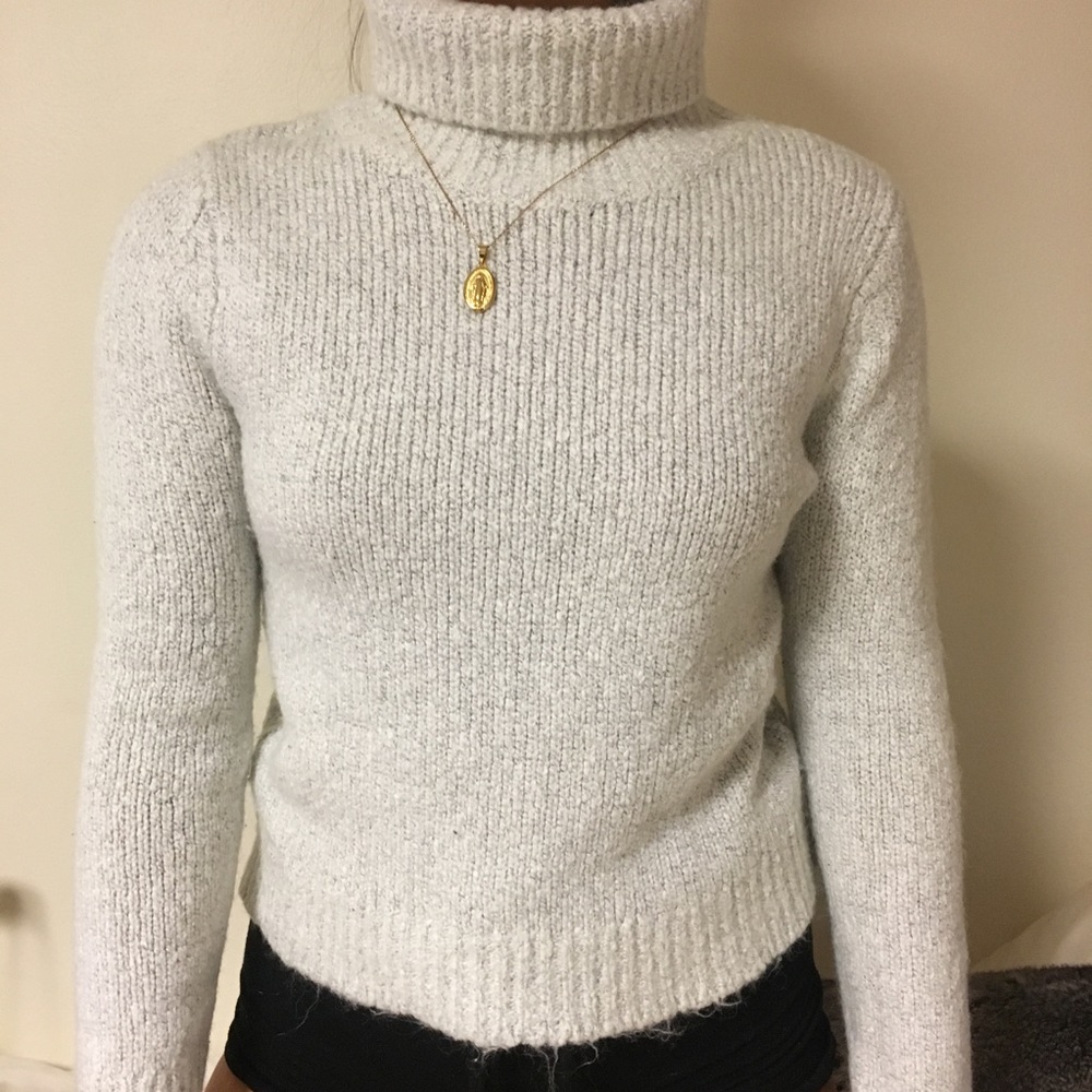 White/heather gray turtleneck sweater