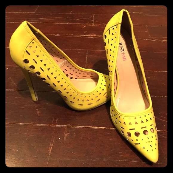 Yellow cut-out pumps - Picture 1 of 3