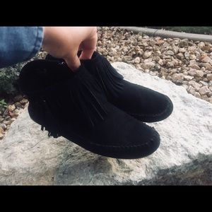 Black fringed Minnetonka boots size 8 1/2