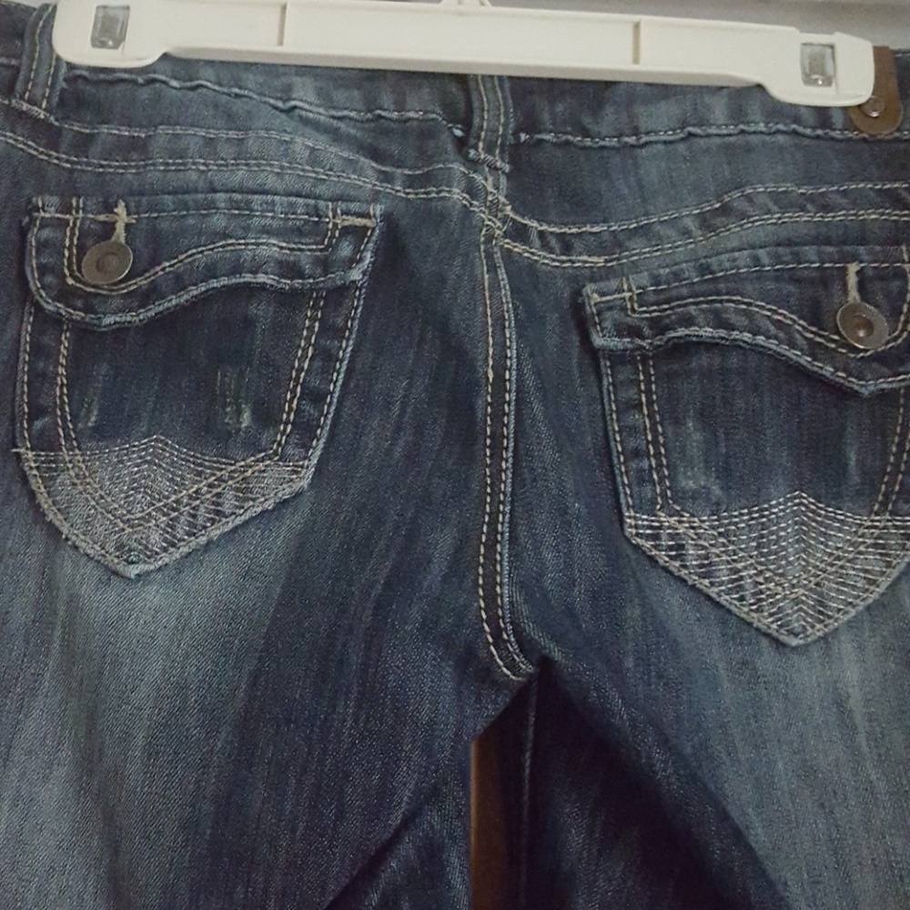 Distressed Jean Capris - Picture 4 of 6
