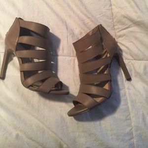 NWOT BCBG tan heels