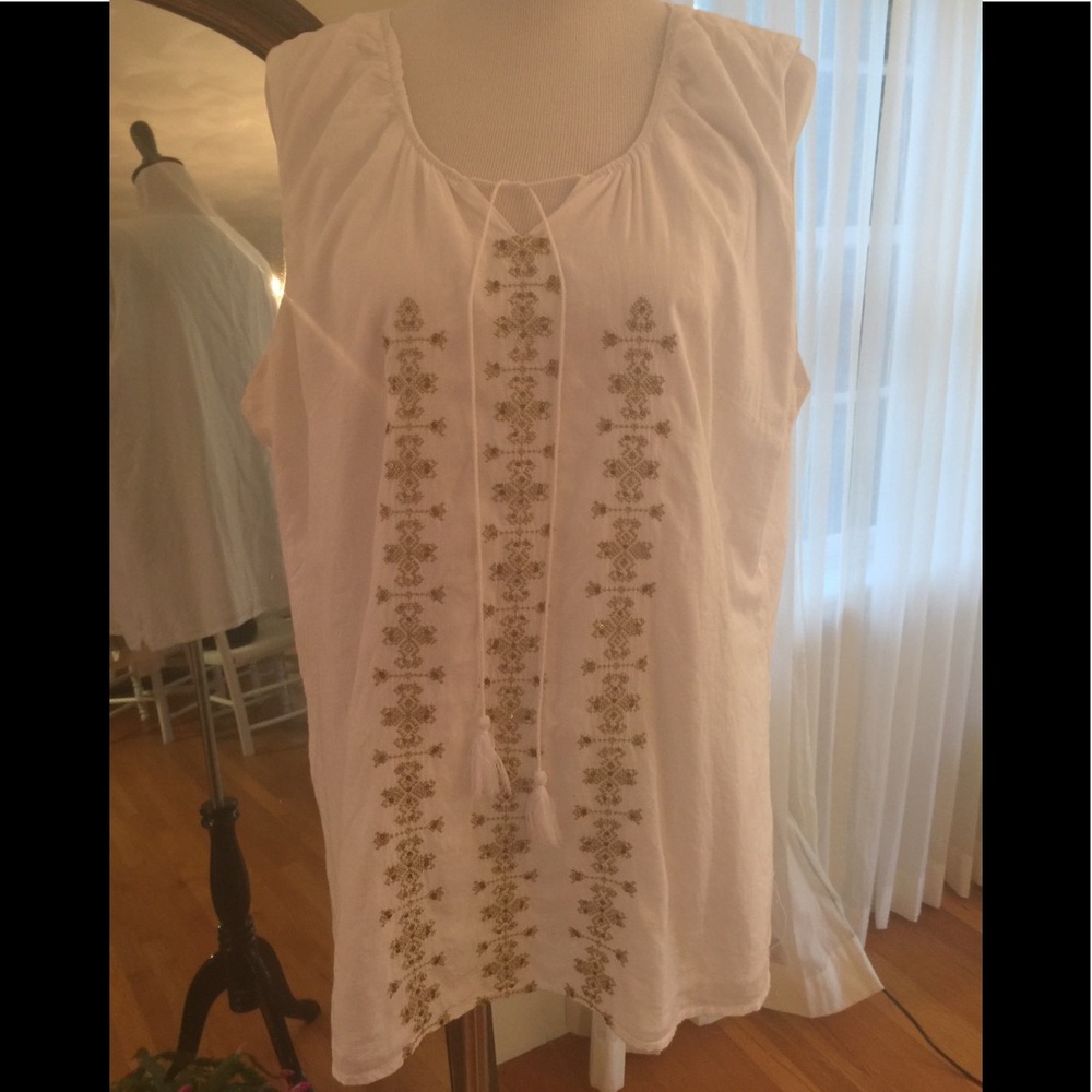 Cool and comfy top w gold embellishment