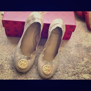 Tory Burch Caroline flats in Grey