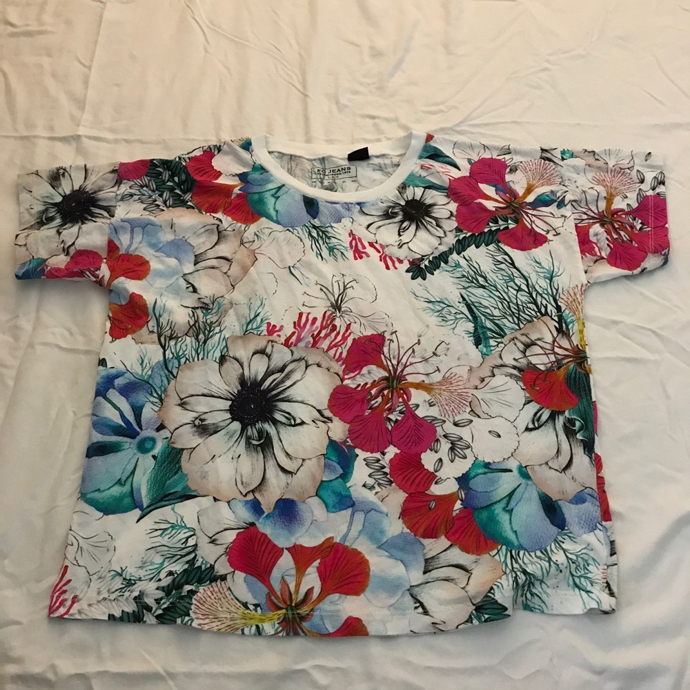 MINT CONDITION FLORAL TSHIRT SIZE XS-S
