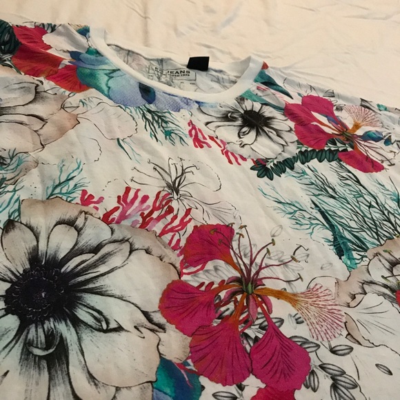 MINT CONDITION FLORAL TSHIRT SIZE XS-S - Picture 2 of 4