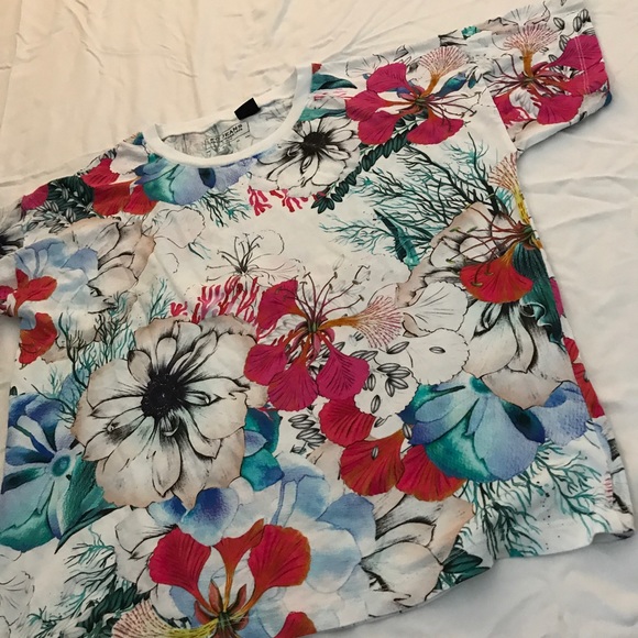 MINT CONDITION FLORAL TSHIRT SIZE XS-S - Picture 3 of 4