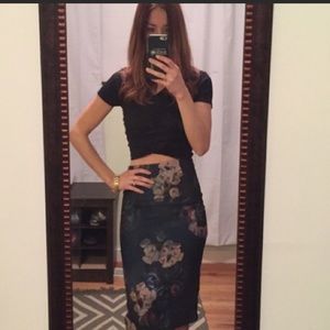 Black short sleeve crop top