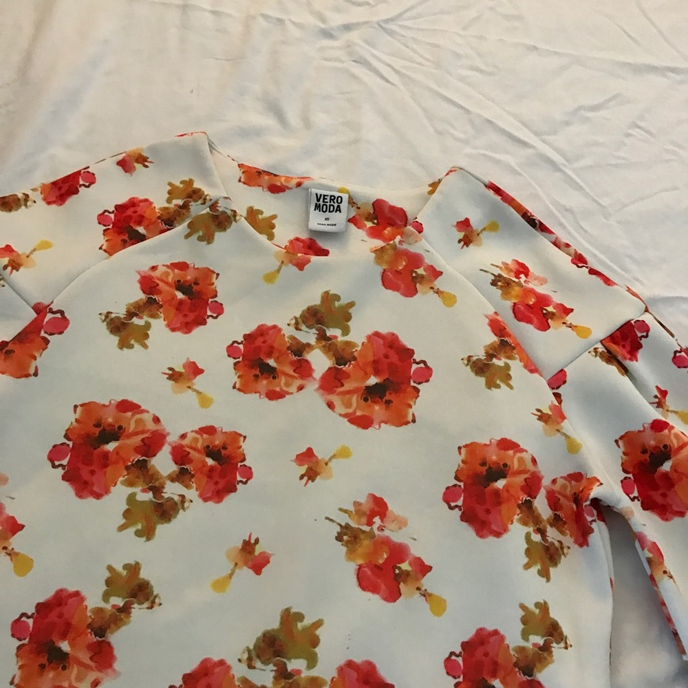 ASOS VERA MODA FLORAL SIZE XS SWEATSHIRT