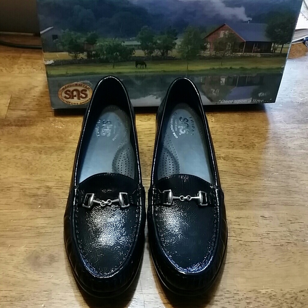 Shoe's - Picture 2 of 8