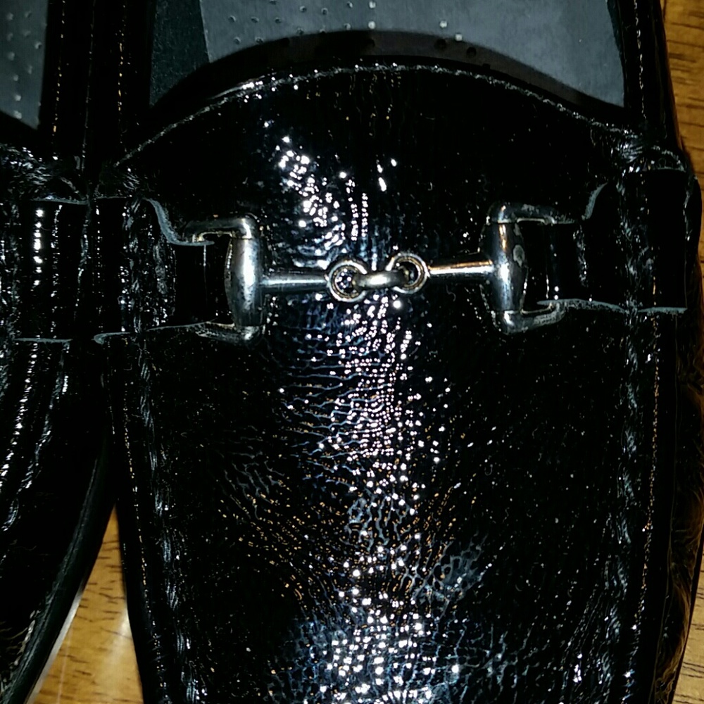 Shoe's - Picture 4 of 8