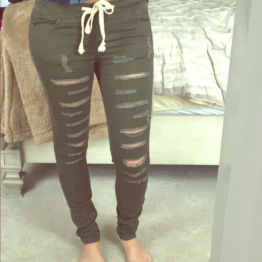 Destressed skinny jeans