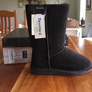Brand new Emma short Bearpaw chocolate boots