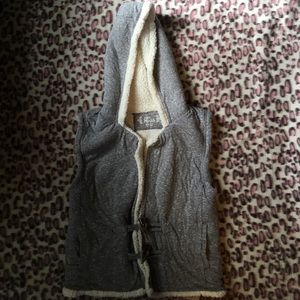 Mudd fuzzy vest  (please read size description!)