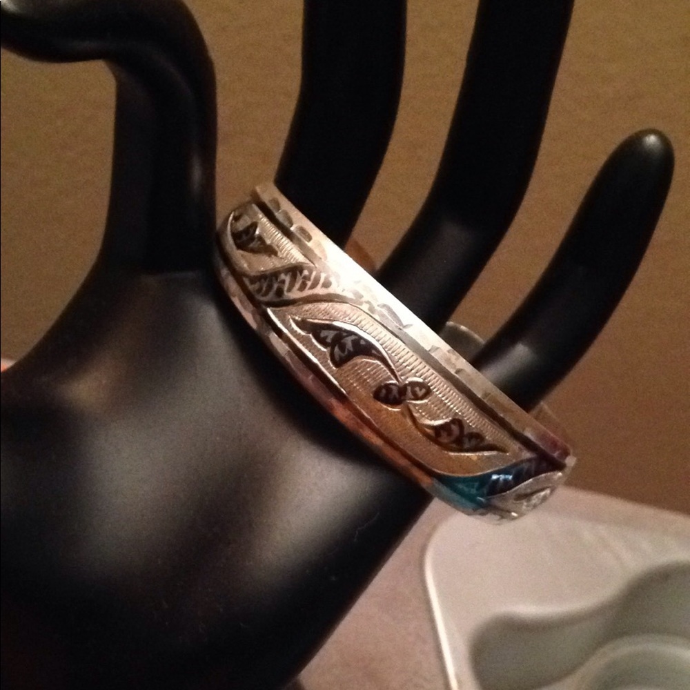 Sterling silver bangle. Sale