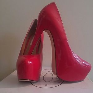 Steve Madden DETECT red patenet pumps