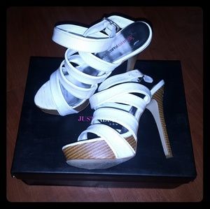 SIZE 7 STRAPPY WHITE SANDAL