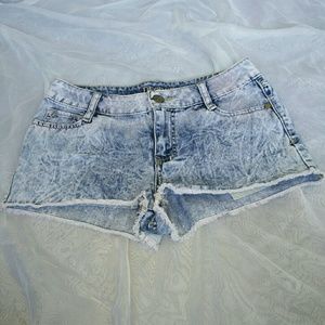 Light denim frayed shorts