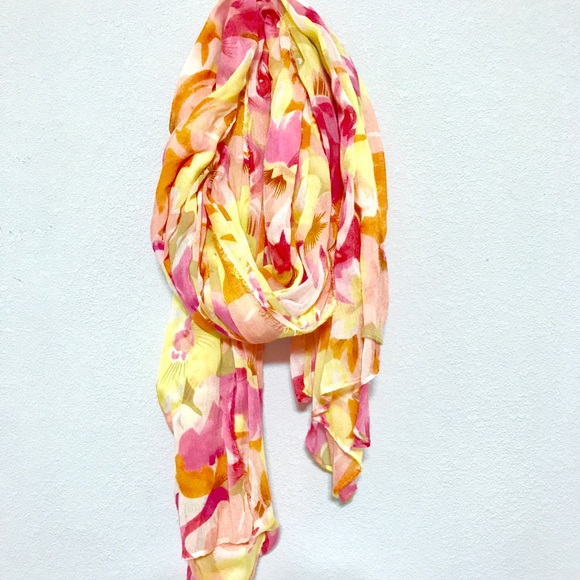 Patterned scarves - Picture 1 of 2