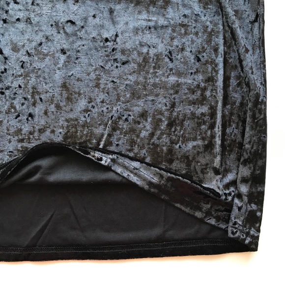 Crushed Velvet V Neck Boyfriend Tee - Black - Picture 7 of 7