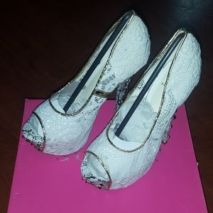SIZE 7 WHITE AND BEAUTIFUL