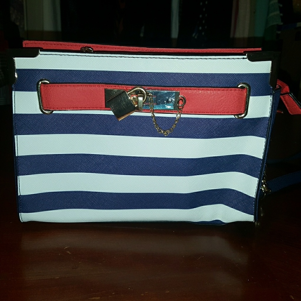 Purse... I thought was bigger...
