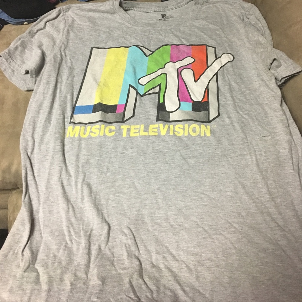 Gray short sleeve shirt