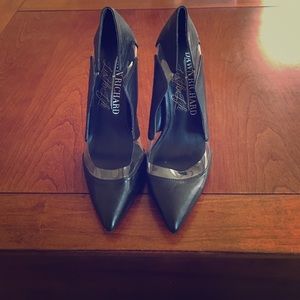 Edgy Black Pointed Pumps