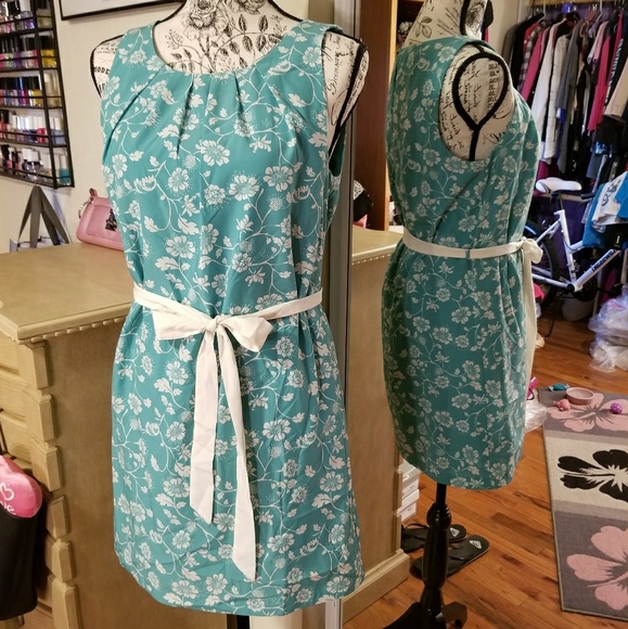 Forever 21 Dresses & Skirts - *BOGO🌹Pretty Flower Dress🌼🛍