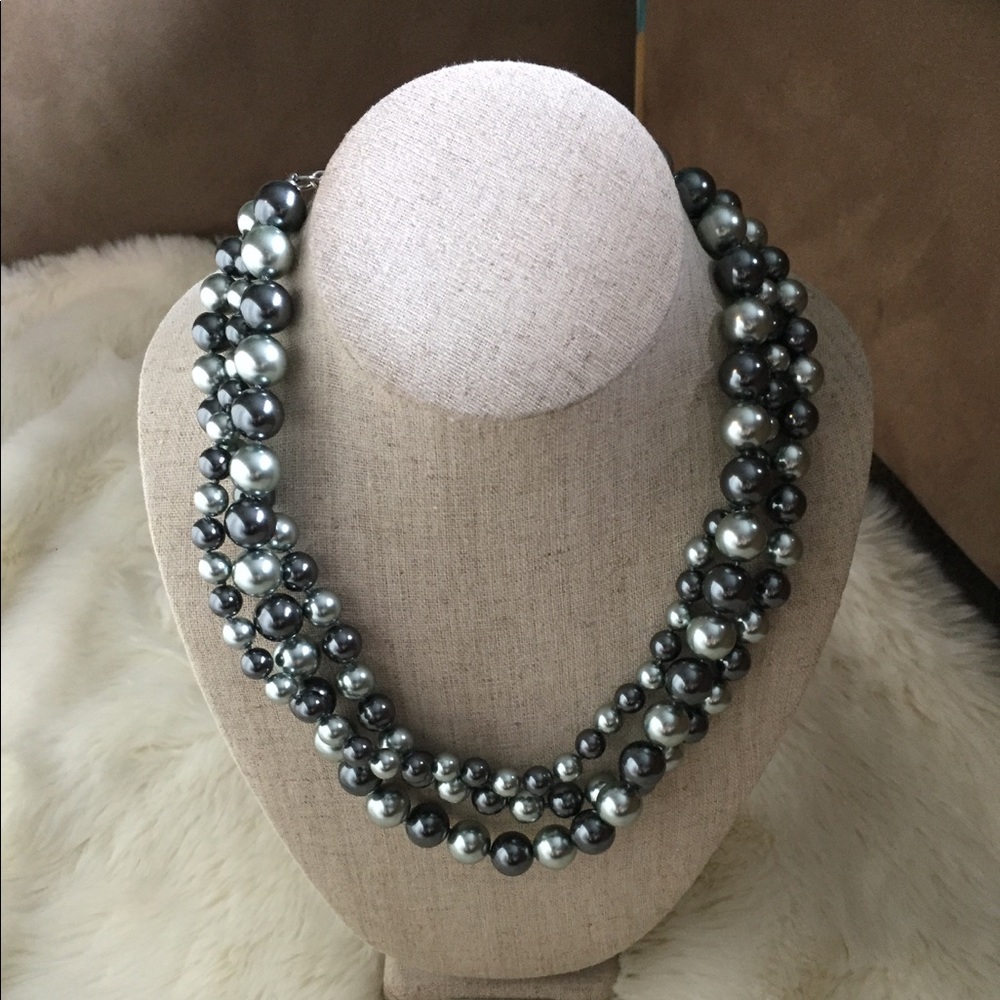 Like new! Beautiful layered necklace!