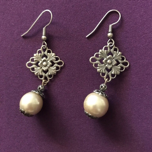 Silver pearl earrings - Picture 1 of 1