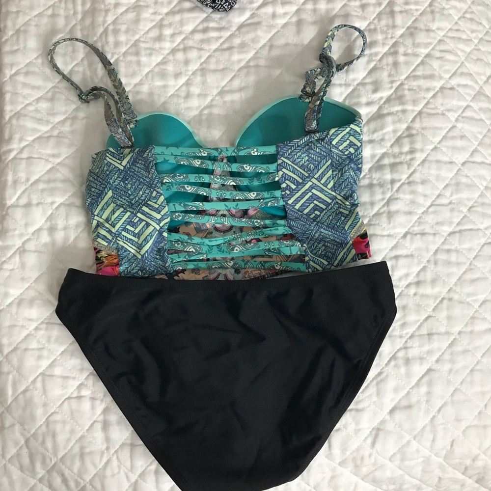 Bikini - Picture 2 of 2