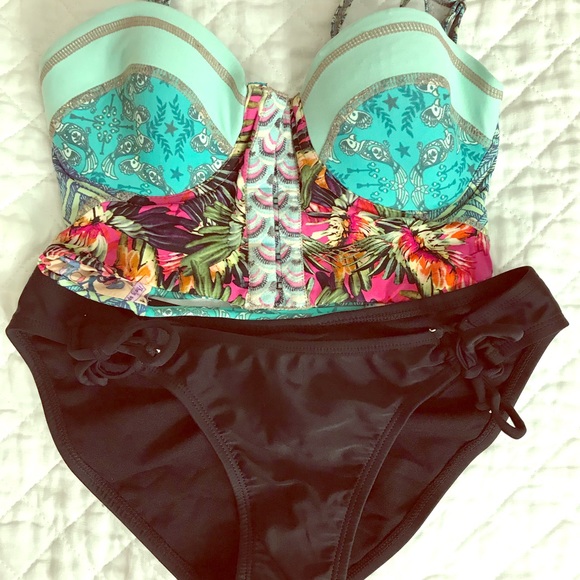 Bikini - Picture 1 of 2